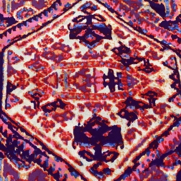 Everly shortsleeved blouse with bright colors and key hole button. - Picture 6 of 7